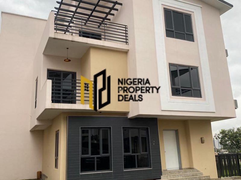 5 Bedroom Fully Detached Duplex (Corner-side) for Rent