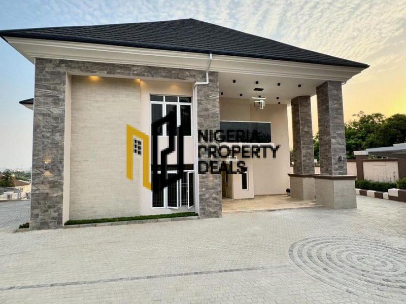 Luxury 7 Bedroom Mansion with 2 BQ and 1 Bedroom Guest Chalet